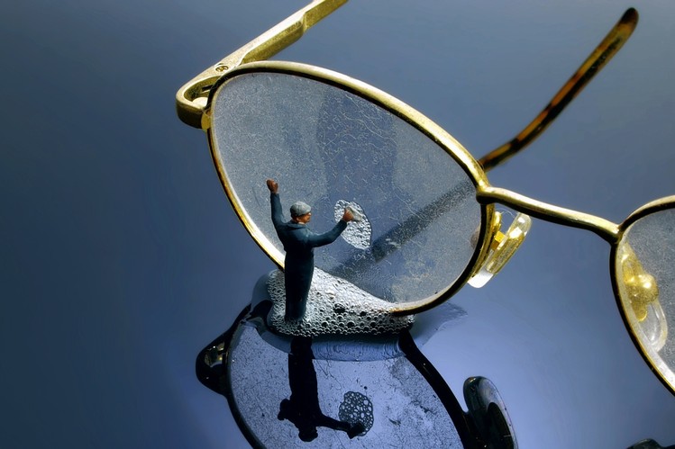 How to Clean Your Glasses Properly - WSJ